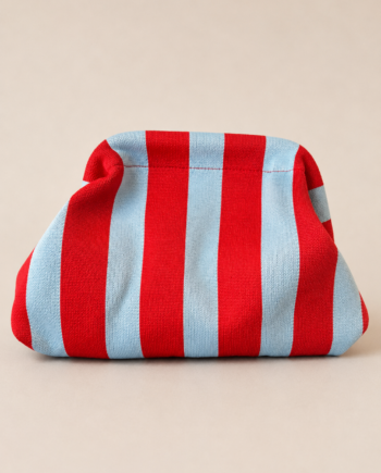 Bolso clutch rayas rojas y azul cielo